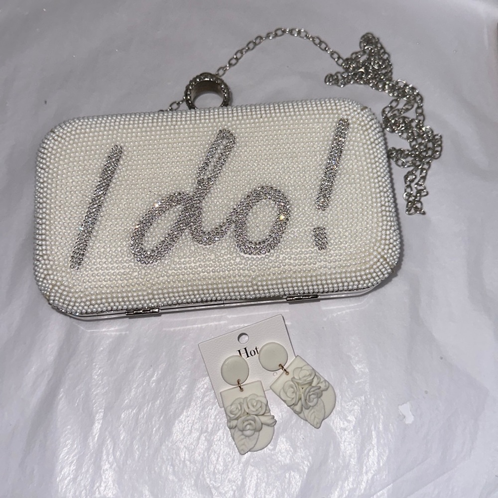 I DO wedding clutch, silver rhinestones & pearl ! Detachable strap .